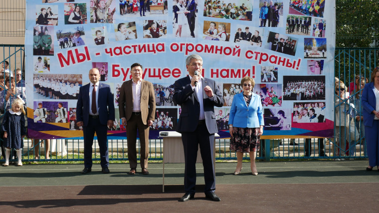 Глава Республики Бурятия посетил праздничную линейку в МГЛ им. Д. Аюшеева..